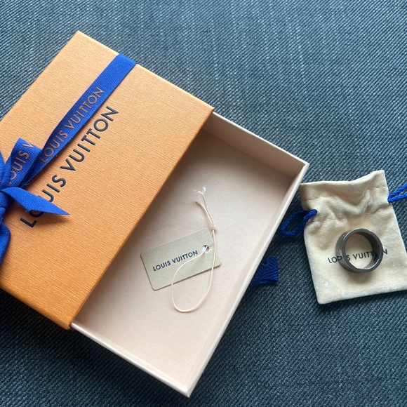 Mens Louis Vuitton Ring. Silver - Picture 1 of 3